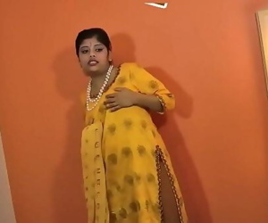 Indische Babe rupali 2 min 720p